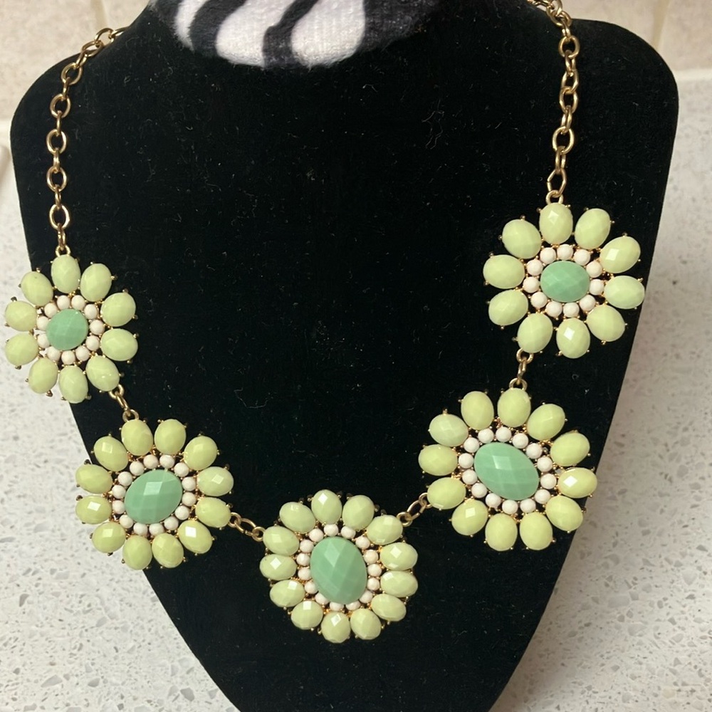 Soft green‎ and white medallions statement necklace gold chain